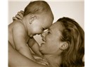 Aşk, bir annenin çocuğuna gülümsemesidir…