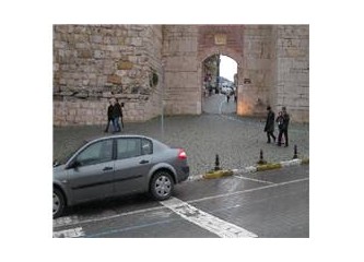 Kendi yalnızlığına dönmek