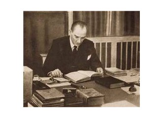 Kitaplığın önündeki düşünceler…