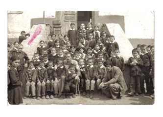 Siyah Önlüklü Bir Çocuk