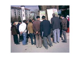 Bu adamlar nereye bakıyor?