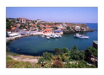 Orda bir köy var uzakta
