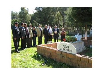 Eğitimci yazar Necip P. Alpan'ı mezarı başında andık
