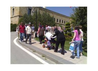 Türkan hoca tesettürlü kadınlarımızı da kucaklamıştı...