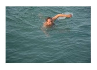 Başkan Özcan, Mersin Sahillerinde yüzdü...