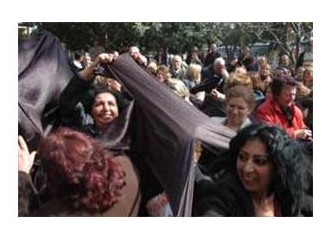 CHP'liler 'çarşaf yırtma' eylemine kızdı