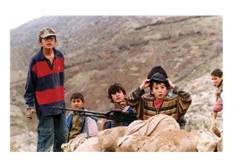 Kaplumbağalar da Uçar-Darağacındaki halkı beyaz perdeye yansıtmak...