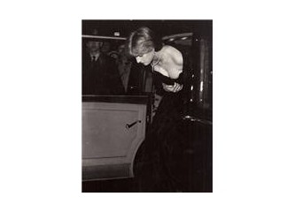 Lady Diana'nın siyahı: İki yüz otuz iki bin Euro'ya satıldı.