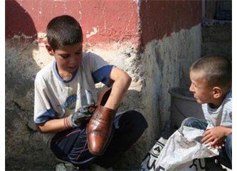 12 yaşında 8 nüfusa bakıyor