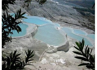 Pamukkale'nin sihirli suları yüzbinlerce insanı kendine çekiyor...