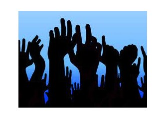Demokrasiyi süsleyen, demokratik eleştirilerdir..