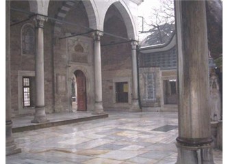 Ey Hacı Beşir Ağa, dün boynu tasmalı bir köle idin. Gün geldi, Allah seni hürriyetine kavuşturdu.