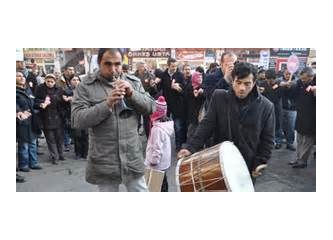 Terör örgütü çekilirken, davullu, zurnalı sevinç gösterileri yapanlar...