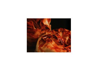 Çam fıstıklı kıymalı börek