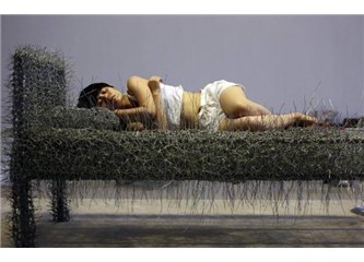 Çinli sanatçıdan işkence gibi performans