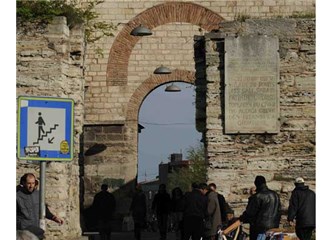 İstanbul'a ilk girişimiz, 1453 yılında, İstanbul'un Fethi ile Bizans surlarının Topkapısı'ndan oldu.