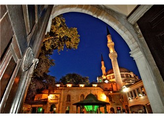 Eyüp Sultan Camii'nin her kapısından sanki başka bir aleme girersiniz...