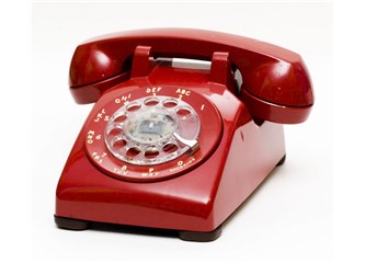 Kırmızı telefonlu kadın