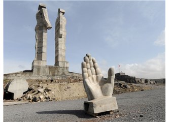 Anıta dikilmişti insanlık // Zor günlerin mensur şiirleri // Önder Karaçay