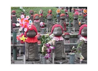 "Abla" Grubu, Japonya'daki Onuncu Günlerinde, Kamakura'ya Gider, Tokyo'yu Gezerler