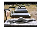 Mezar Taşı: çıplak kadın heykeli
