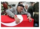 Şehidimize nasıl saygı göstereceğimizi bilmiyor muyuz?