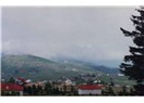Çocukluğumun yaylasına dönüyorum; burnumda çıra,dilimde kekik kokulu süt tadı...