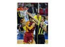 Galatasaray'ın üçlükleri Fenerbahçe'yi bitirdi.