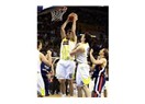 Fenerbahçe Ülker-Efes Pilsen soluk soluğa...