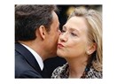 Sarkozy ve Hillary'nin kucaklaşmalarının sırrı ne?