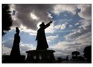 Siyaset ve Ticaretin kıskacındaki Mevlana ile Çanakkale Şehitlikleri