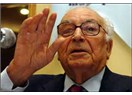 Sarkozy, Yaşar Kemal'i niye öptü!