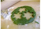 Evde gıda boyası nasıl yapılır? Yeşil ve turuncu bisküviler