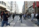 Uzun bir caddenin sonunda yazılan şiirdir