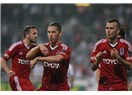 Kırmızı formalı takım ( Beşiktaş 3-0 Mersin İY )