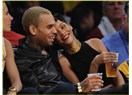 Rihanna turnede, Chris Brown güzellerle partide