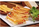 Bir Elinde Ayvalık Tost'u, Öbüründe  "Papalina".  Umurunda Değil Dünya.