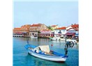 Ayvalıkda; lağım da kokar, papalina da. Deniz,  ellerinizden öper.