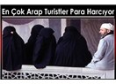 Arap turistler lüks otoların önünde resim çekiliyorlar..