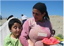 Bir eli dahi tutan kimseye yardım edilemez; eğer edilecekse o bir eli kullanması için yardım edilir