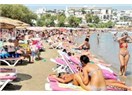 İnsanların gariplik örneklerinden biri. Deniz kenarında tatil yapmak.
