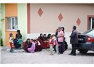 Suriyeli çocuk çıplak ayaklarını gösterdi!