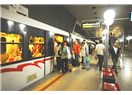 Metro'daki defilede; yolcular, seyre dalınca, kimi treni kaçırdı, kimi de gideceği yeri unuttu...