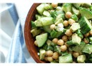 Bir serinletici yaz salatası: Nohut, salatalık + avokado