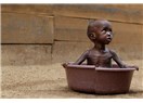 İçmeye su bulamayan Afrikalılar nasıl banyo yapıyorlar?