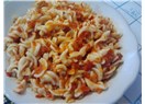 Közlenmiş kırmızı biberli ve domates soslu makarna