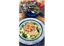 Ton Balıklı Karamelize Soğanlı Kinoa Salatası