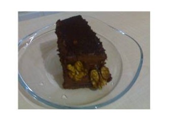 Kakaolu, cevizli yaş pasta