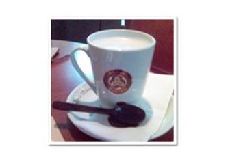 Orhan Pamuk ve çay kaşığı şeklinde çikolata
