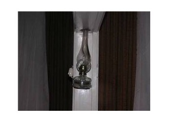 İnebolu’daki evin duvarında bir gaz lambası